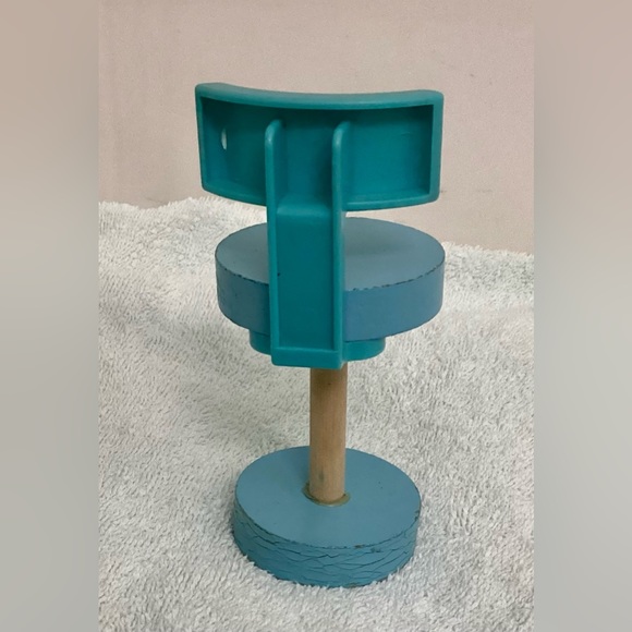 Barbie Doll Chair and Small Plastic Slelves - Picture 7 of 7